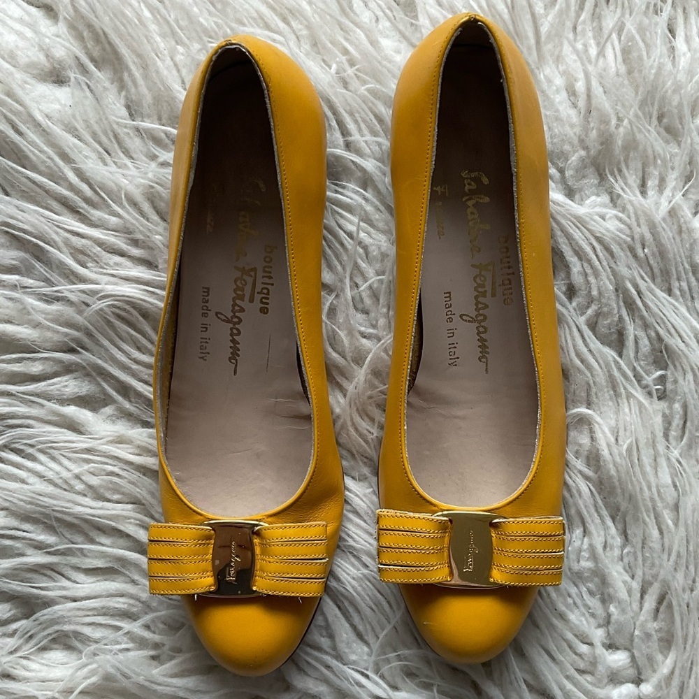 Salvatore Ferragamo Vara Yellow Leather Buckle Accent Low Heel Pumps Size 6B - Picture 3 of 12